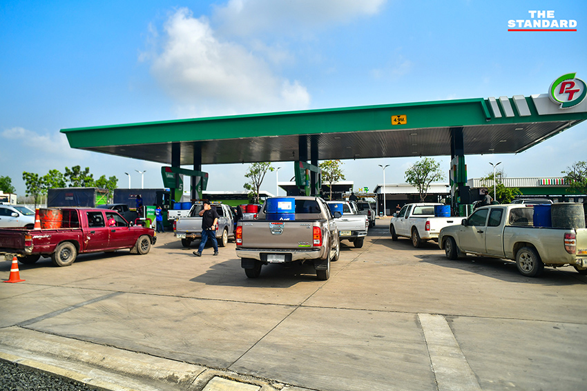 เกษตรกรใน จังหวัดพิษณุโลก นั่งรอคิวเติม น้ำมันดีเซล พร้อม แกลลอนสำรอง เพื่อเร่งนำไปใช้เกี่ยวข้าวหนีฝน 6