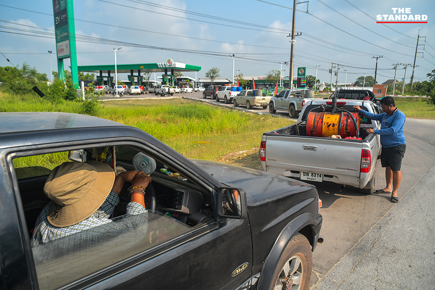 เกษตรกรใน จังหวัดพิษณุโลก นั่งรอคิวเติม น้ำมันดีเซล พร้อม แกลลอนสำรอง เพื่อเร่งนำไปใช้เกี่ยวข้าวหนีฝน 8