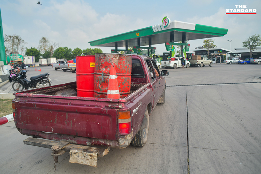 เกษตรกรใน จังหวัดพิษณุโลก นั่งรอคิวเติม น้ำมันดีเซล พร้อม แกลลอนสำรอง เพื่อเร่งนำไปใช้เกี่ยวข้าวหนีฝน 9