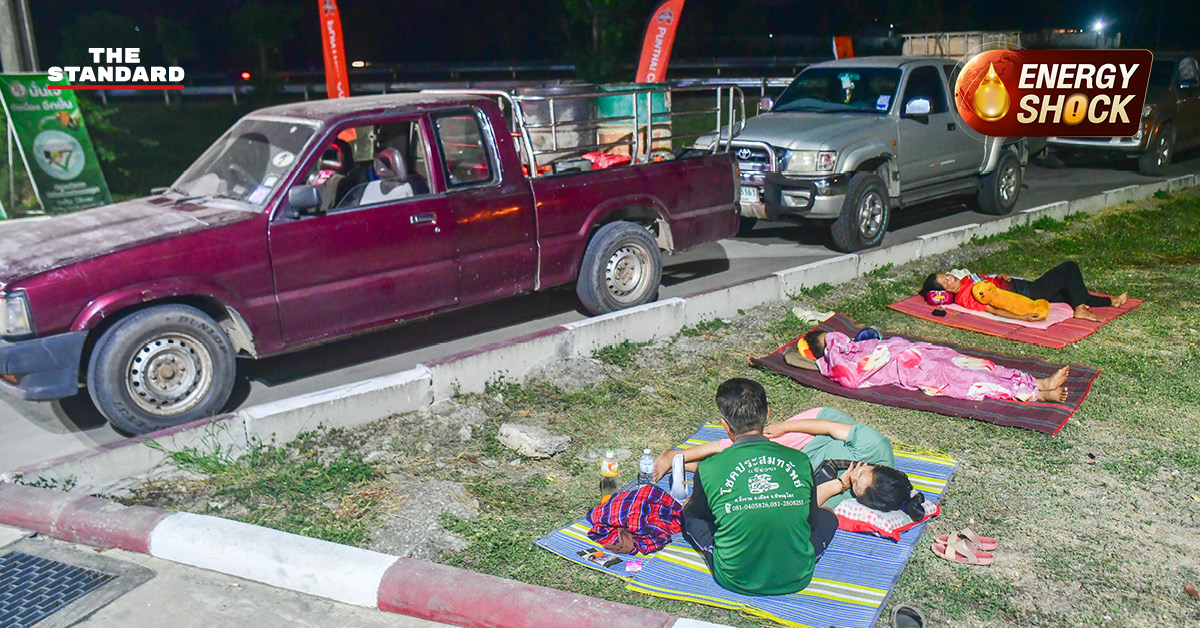 เกษตรกรใน จังหวัดพิษณุโลก นั่งรอคิวเติม น้ำมันดีเซล พร้อม แกลลอนสำรอง เพื่อเร่งนำไปใช้เกี่ยวข้าวหนีฝน