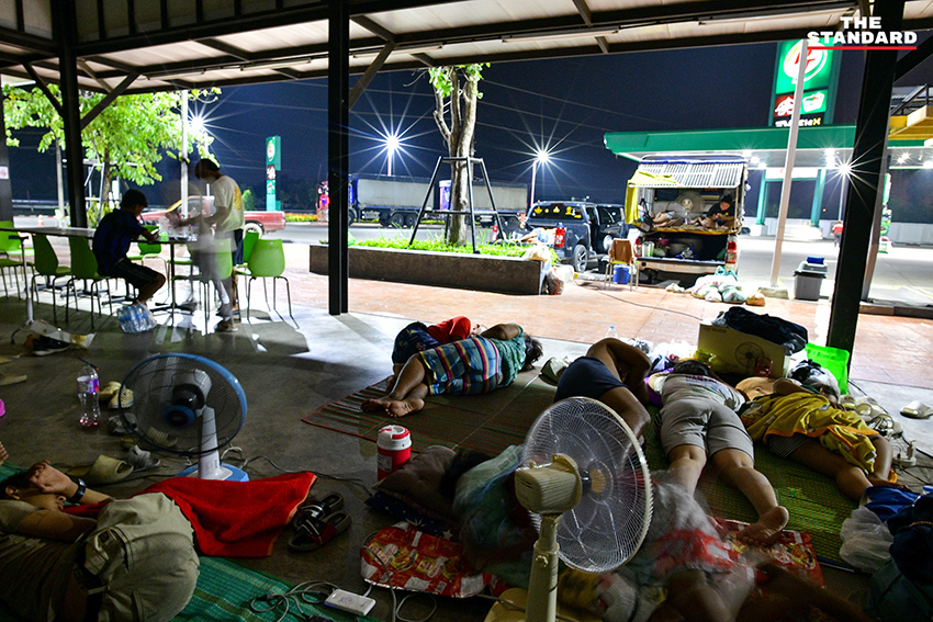 ภาพชาวนาในจังหวัดพิษณุโลกที่ได้รับผลกระทบจากสถานการณ์น้ำมันขาดแคลนและราคาแพง 12