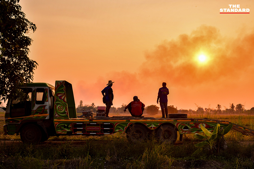 ภาพชาวนาในจังหวัดพิษณุโลกที่ได้รับผลกระทบจากสถานการณ์น้ำมันขาดแคลนและราคาแพง 3