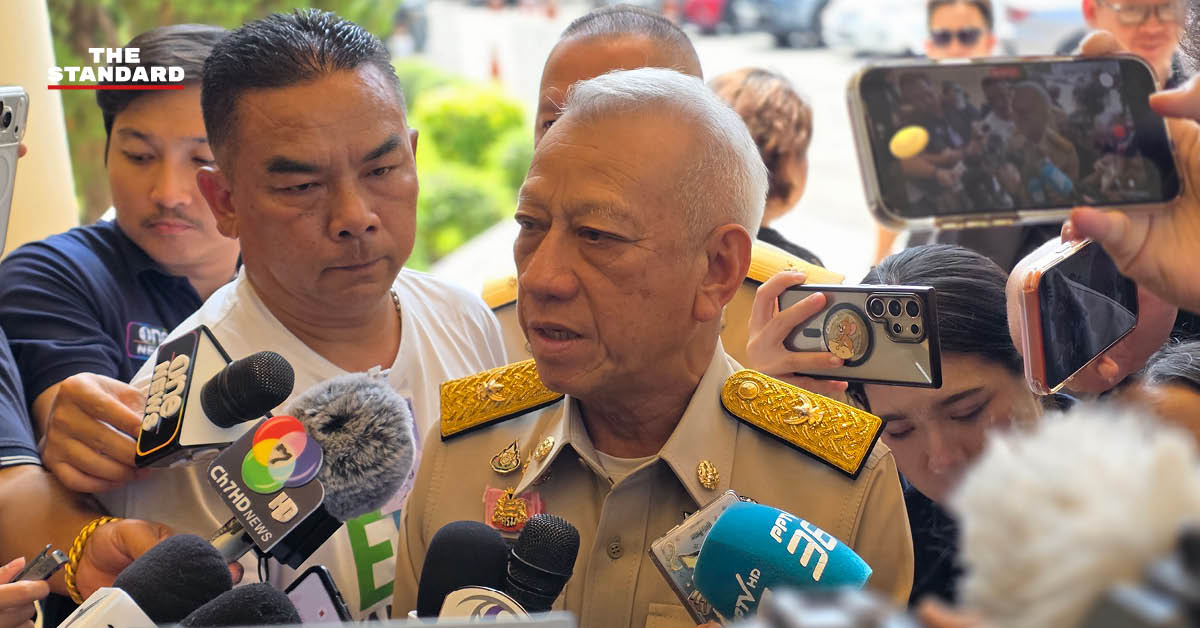 พิพัฒน์ รัชกิจประการ รองนายกรัฐมนตรีและรัฐมนตรีว่าการกระทรวงคมนาคม แถลงข่าวถึงสถานการณ์ผู้โดยสารตกค้างจากเหตุการณ์ปิดน่านฟ้าตะวันออกกลาง