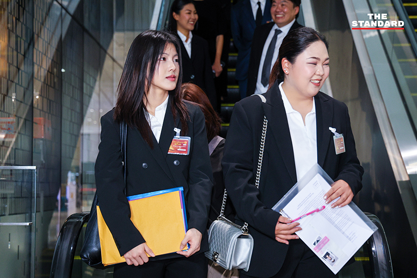 พลอย ณัฐธิดา เล็กอุดากร สส.บุรีรัมย์ เขต 2 พรรคภูมิใจไทย ขณะเข้ารายงานตัวต่อสำนักงานเลขาธิการสภาผู้แทนราษฎร 4