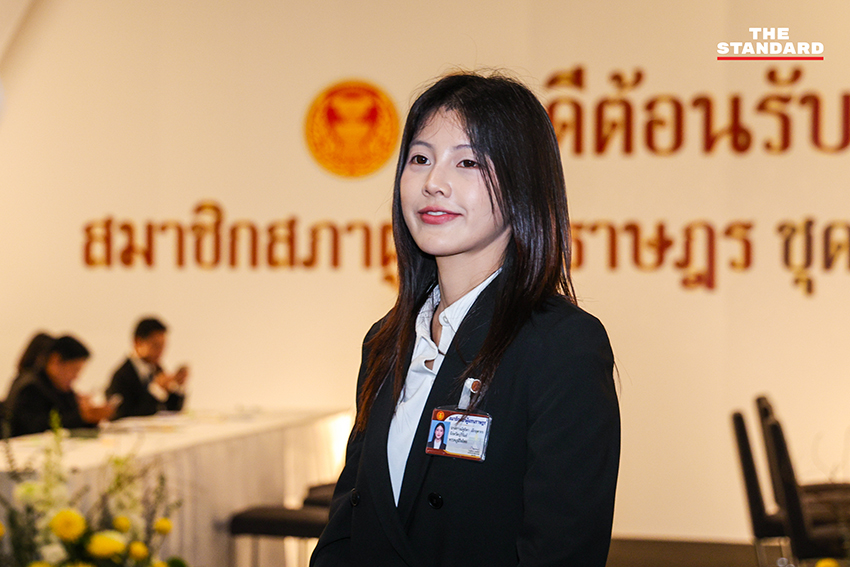 พลอย ณัฐธิดา เล็กอุดากร สส.บุรีรัมย์ เขต 2 พรรคภูมิใจไทย ขณะเข้ารายงานตัวต่อสำนักงานเลขาธิการสภาผู้แทนราษฎร 7