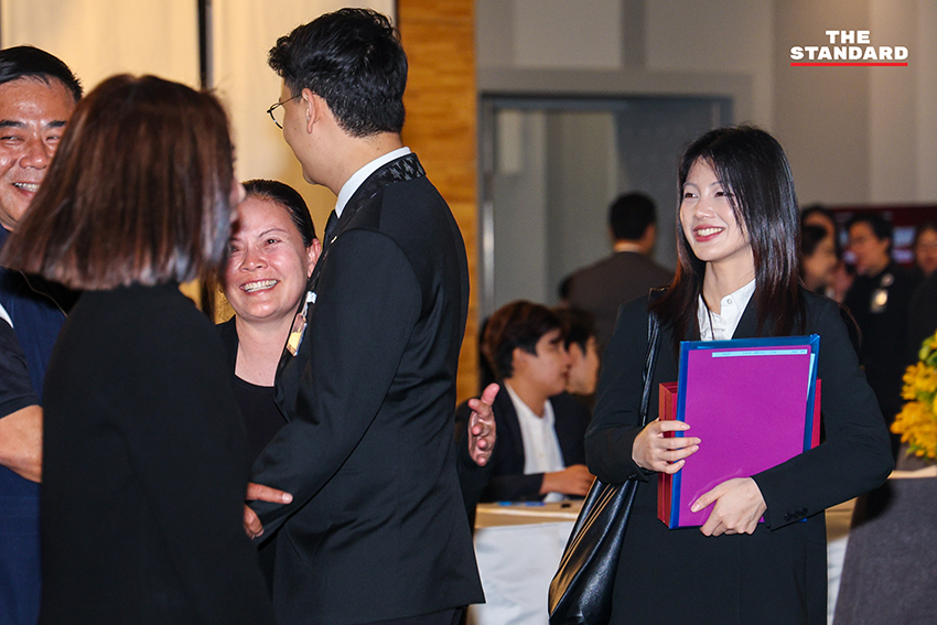 พลอย ณัฐธิดา เล็กอุดากร สส.บุรีรัมย์ เขต 2 พรรคภูมิใจไทย ขณะเข้ารายงานตัวต่อสำนักงานเลขาธิการสภาผู้แทนราษฎร 9