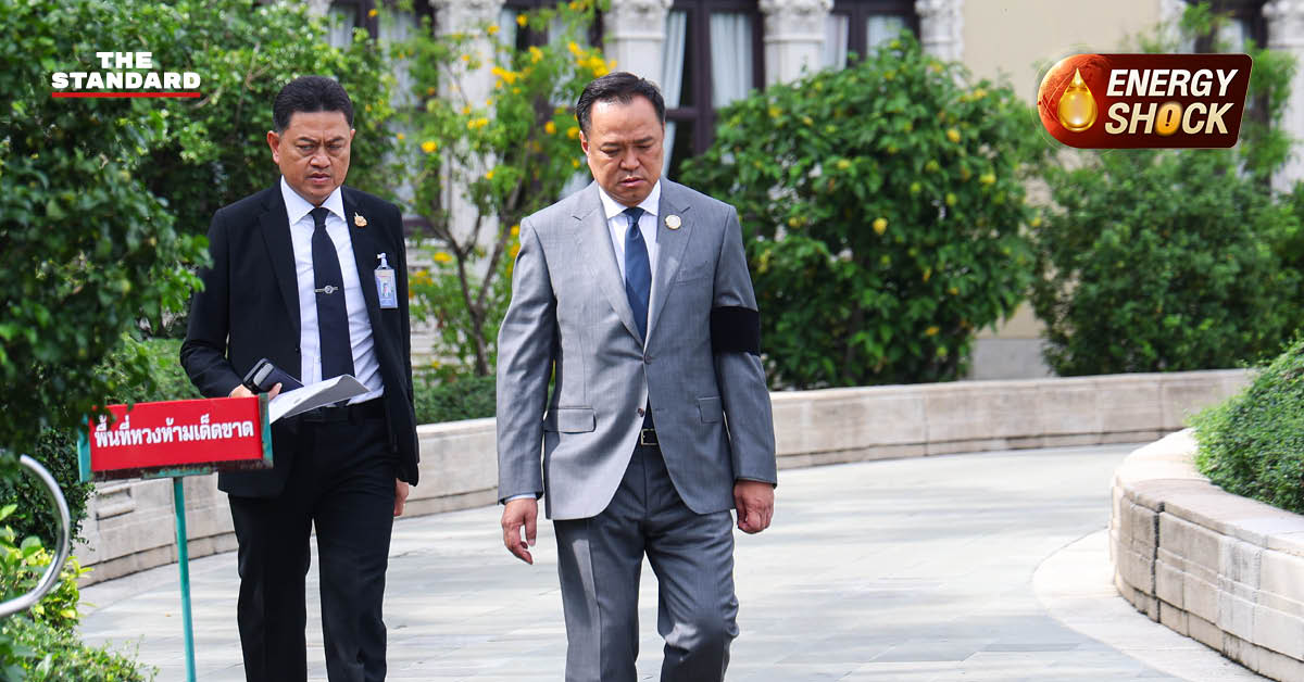 อนุทิน ชาญวีรกูล นายกรัฐมนตรี ขับรถยนต์เดินทางเข้าทำเนียบรัฐบาล ก่อนประชุม ครม. นัดพิเศษ