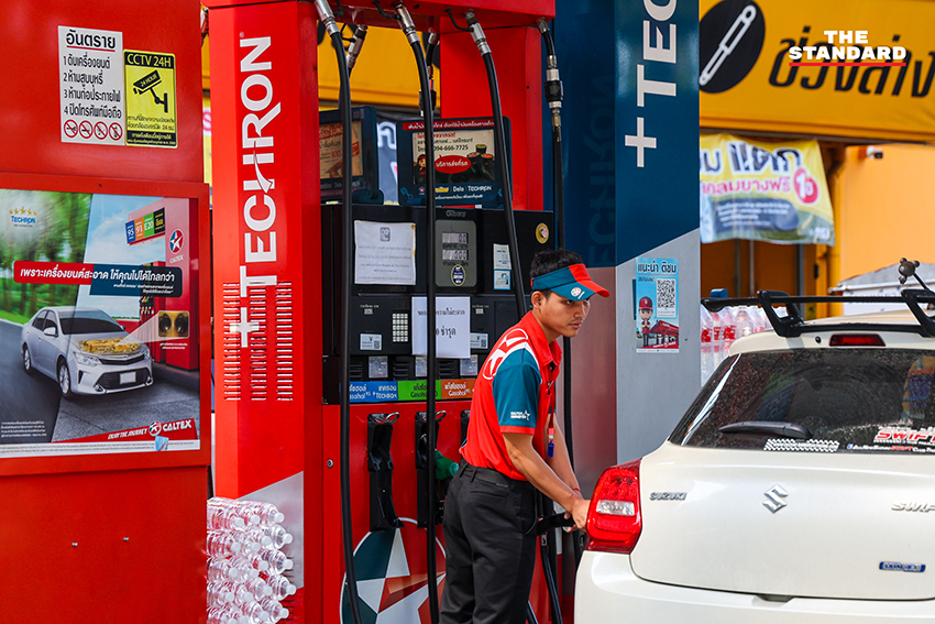 ภาพบรรยากาศสถานีบริการน้ำมัน หลังรัฐบาลประกาศ ตรึงราคาน้ำมันดีเซล เพื่อรับมือผลกระทบจากวิกฤตตะวันออกกลาง 2