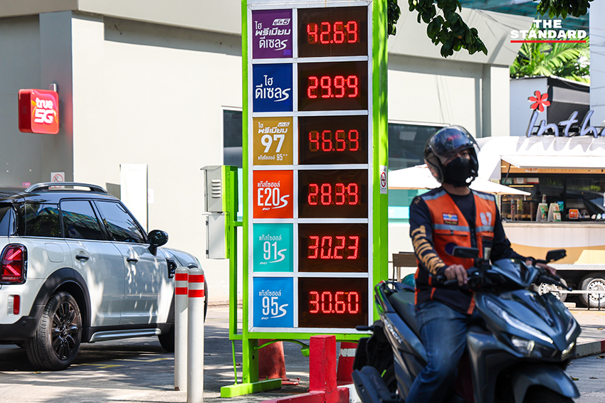ภาพบรรยากาศสถานีบริการน้ำมัน หลังรัฐบาลประกาศ ตรึงราคาน้ำมันดีเซล เพื่อรับมือผลกระทบจากวิกฤตตะวันออกกลาง 4