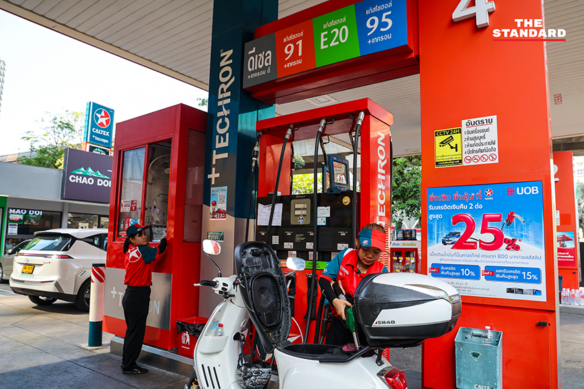ภาพบรรยากาศสถานีบริการน้ำมัน หลังรัฐบาลประกาศ ตรึงราคาน้ำมันดีเซล เพื่อรับมือผลกระทบจากวิกฤตตะวันออกกลาง 6