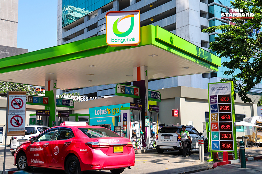 ภาพบรรยากาศสถานีบริการน้ำมัน หลังรัฐบาลประกาศ ตรึงราคาน้ำมันดีเซล เพื่อรับมือผลกระทบจากวิกฤตตะวันออกกลาง 7