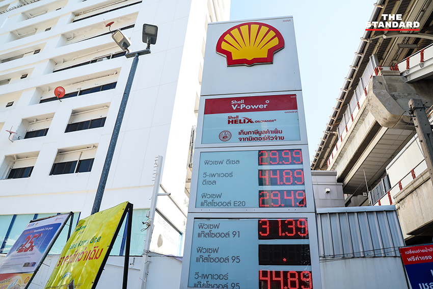 ภาพบรรยากาศสถานีบริการน้ำมัน หลังรัฐบาลประกาศ ตรึงราคาน้ำมันดีเซล เพื่อรับมือผลกระทบจากวิกฤตตะวันออกกลาง 8
