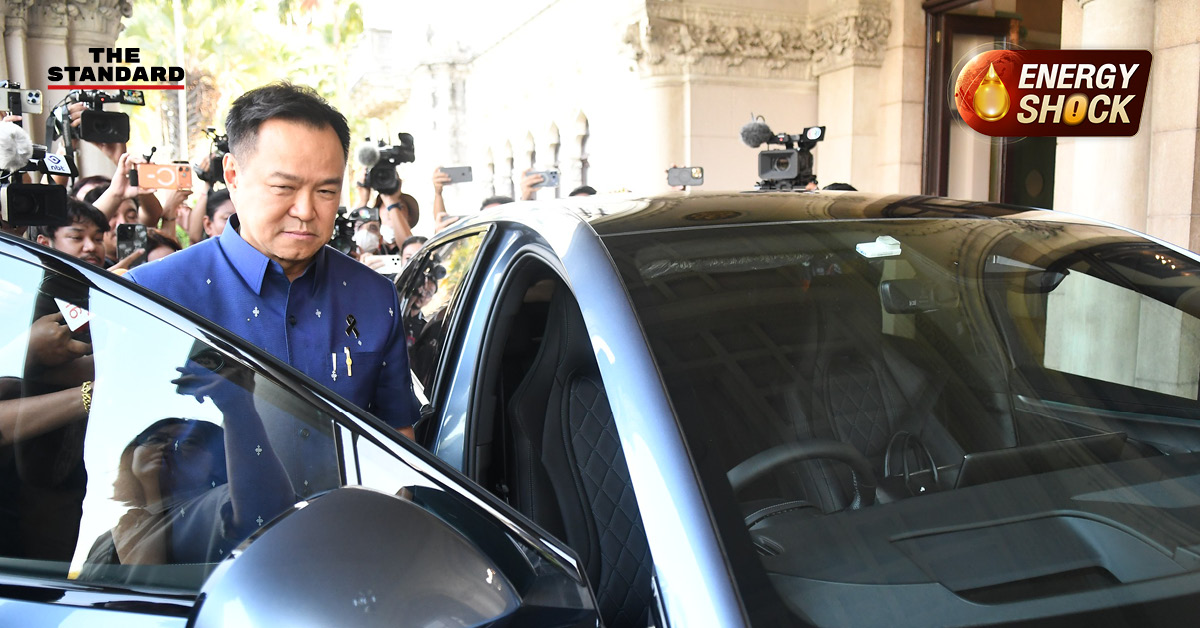 นายกรัฐมนตรี อนุทิน ชาญวีรกูล กำลังขับรถยนต์ไฟฟ้า BYD ป้ายแดง