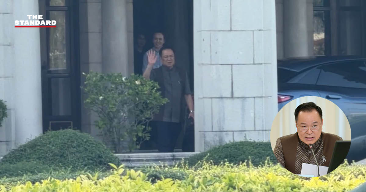 นายกรัฐมนตรีขับรถยนต์ไฟฟ้า BYD สีเทาออกจากทำเนียบรัฐบาล หลังการประชุม ครม. ท่ามกลางสื่อมวลชนที่รอสัมภาษณ์