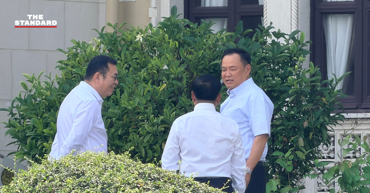 นายกรัฐมนตรี 'อนุทิน ชาญวีรกูล' ในชุดเชิ้ตแขนสั้นสีฟ้า เดินทางเข้าทำเนียบรัฐบาล หลังลาป่วย เพื่อรับมาตรการประหยัดพลังงาน