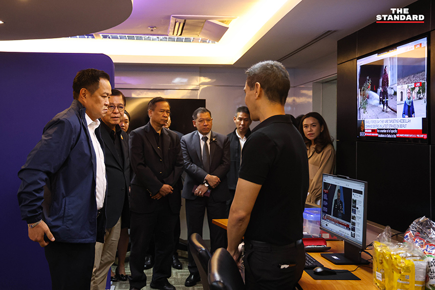 นายกฯ อนุทิน ชาญวีรกูล นั่งหัวโต๊ะประชุมด่วนร่วมกับกระทรวงการต่างประเทศและสถานทูต เพื่อติดตามสถานการณ์ความตึงเครียดในตะวันออกกลาง. 8