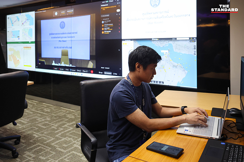 นายกฯ อนุทิน ชาญวีรกูล นั่งหัวโต๊ะประชุมด่วนร่วมกับกระทรวงการต่างประเทศและสถานทูต เพื่อติดตามสถานการณ์ความตึงเครียดในตะวันออกกลาง. 9