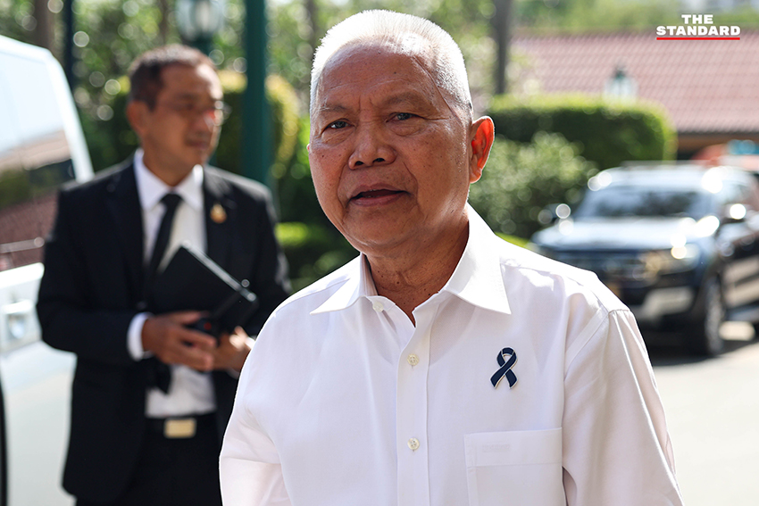 ภาพหมู่คณะรัฐมนตรีในห้องประชุมโดยมีพิพัฒน์ รัชกิจประการ นั่งหัวโต๊ะ รัฐมนตรีชายหลายคนสวมเสื้อเชิ้ตโดยไม่สวมสูทและผูกไทตามมาตรการประหยัดพลังงาน 1