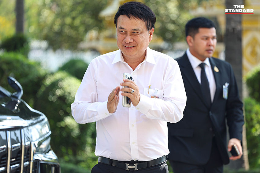 ภาพหมู่คณะรัฐมนตรีในห้องประชุมโดยมีพิพัฒน์ รัชกิจประการ นั่งหัวโต๊ะ รัฐมนตรีชายหลายคนสวมเสื้อเชิ้ตโดยไม่สวมสูทและผูกไทตามมาตรการประหยัดพลังงาน 10