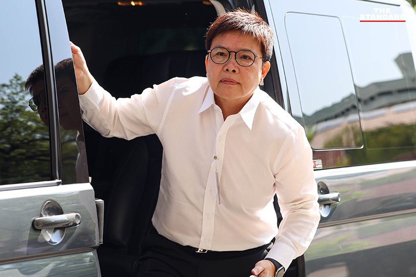 ภาพหมู่คณะรัฐมนตรีในห้องประชุมโดยมีพิพัฒน์ รัชกิจประการ นั่งหัวโต๊ะ รัฐมนตรีชายหลายคนสวมเสื้อเชิ้ตโดยไม่สวมสูทและผูกไทตามมาตรการประหยัดพลังงาน 11