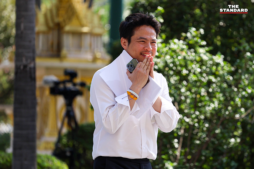 ภาพหมู่คณะรัฐมนตรีในห้องประชุมโดยมีพิพัฒน์ รัชกิจประการ นั่งหัวโต๊ะ รัฐมนตรีชายหลายคนสวมเสื้อเชิ้ตโดยไม่สวมสูทและผูกไทตามมาตรการประหยัดพลังงาน 12