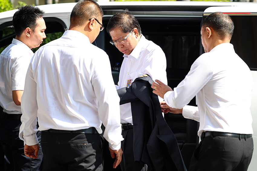 ภาพหมู่คณะรัฐมนตรีในห้องประชุมโดยมีพิพัฒน์ รัชกิจประการ นั่งหัวโต๊ะ รัฐมนตรีชายหลายคนสวมเสื้อเชิ้ตโดยไม่สวมสูทและผูกไทตามมาตรการประหยัดพลังงาน 17