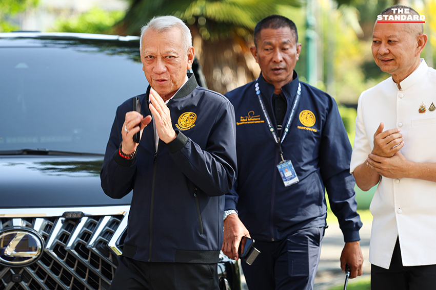 ภาพหมู่คณะรัฐมนตรีในห้องประชุมโดยมีพิพัฒน์ รัชกิจประการ นั่งหัวโต๊ะ รัฐมนตรีชายหลายคนสวมเสื้อเชิ้ตโดยไม่สวมสูทและผูกไทตามมาตรการประหยัดพลังงาน 2