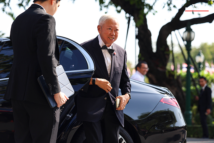 ภาพหมู่คณะรัฐมนตรีในห้องประชุมโดยมีพิพัฒน์ รัชกิจประการ นั่งหัวโต๊ะ รัฐมนตรีชายหลายคนสวมเสื้อเชิ้ตโดยไม่สวมสูทและผูกไทตามมาตรการประหยัดพลังงาน 3