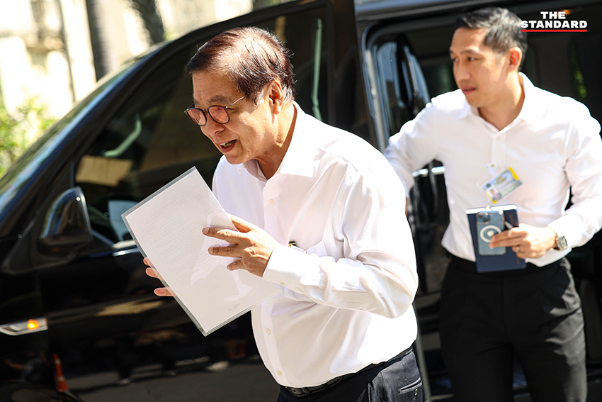 ภาพหมู่คณะรัฐมนตรีในห้องประชุมโดยมีพิพัฒน์ รัชกิจประการ นั่งหัวโต๊ะ รัฐมนตรีชายหลายคนสวมเสื้อเชิ้ตโดยไม่สวมสูทและผูกไทตามมาตรการประหยัดพลังงาน 4