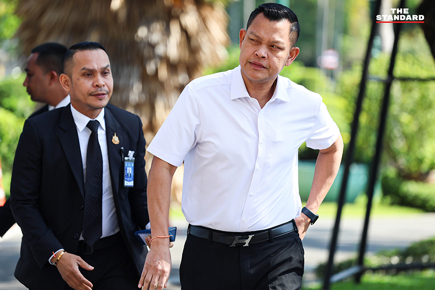 ภาพหมู่คณะรัฐมนตรีในห้องประชุมโดยมีพิพัฒน์ รัชกิจประการ นั่งหัวโต๊ะ รัฐมนตรีชายหลายคนสวมเสื้อเชิ้ตโดยไม่สวมสูทและผูกไทตามมาตรการประหยัดพลังงาน 6