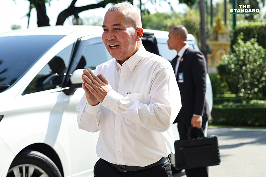 ภาพหมู่คณะรัฐมนตรีในห้องประชุมโดยมีพิพัฒน์ รัชกิจประการ นั่งหัวโต๊ะ รัฐมนตรีชายหลายคนสวมเสื้อเชิ้ตโดยไม่สวมสูทและผูกไทตามมาตรการประหยัดพลังงาน 7