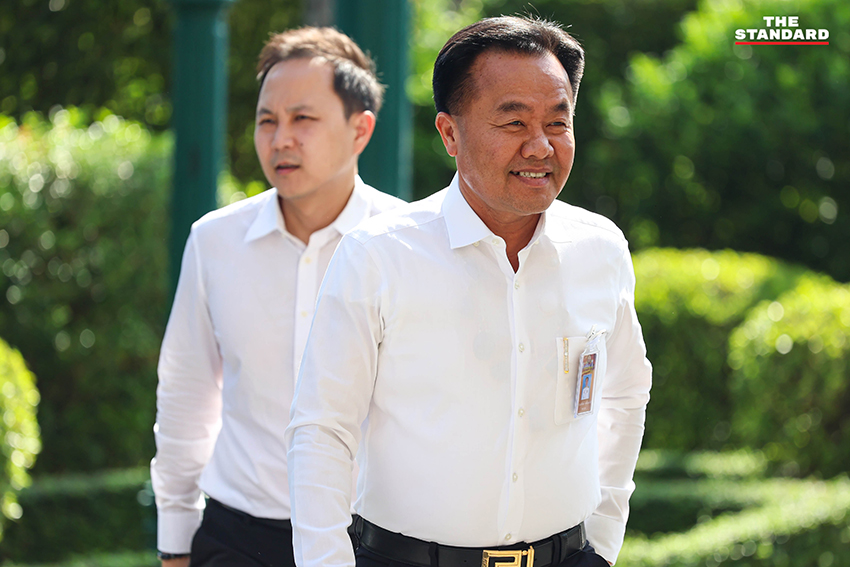 ภาพหมู่คณะรัฐมนตรีในห้องประชุมโดยมีพิพัฒน์ รัชกิจประการ นั่งหัวโต๊ะ รัฐมนตรีชายหลายคนสวมเสื้อเชิ้ตโดยไม่สวมสูทและผูกไทตามมาตรการประหยัดพลังงาน 8