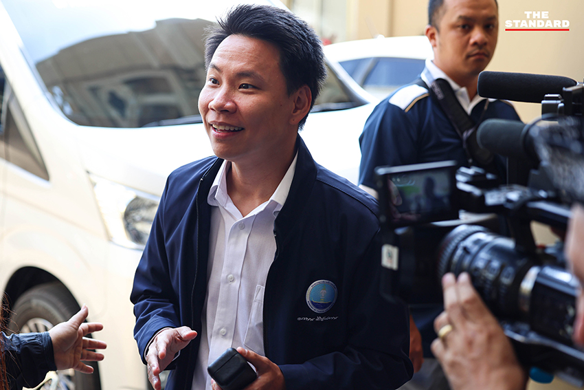 ภาพหมู่คณะรัฐมนตรีในห้องประชุมโดยมีพิพัฒน์ รัชกิจประการ นั่งหัวโต๊ะ รัฐมนตรีชายหลายคนสวมเสื้อเชิ้ตโดยไม่สวมสูทและผูกไทตามมาตรการประหยัดพลังงาน 9