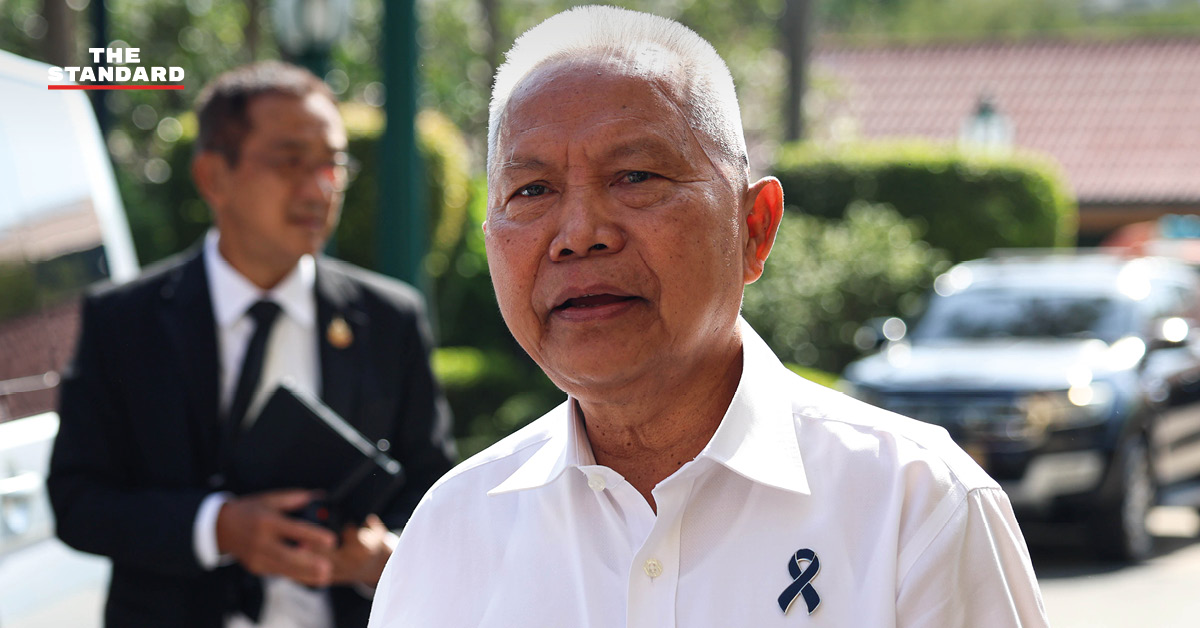 ภาพหมู่คณะรัฐมนตรีในห้องประชุมโดยมีพิพัฒน์ รัชกิจประการ นั่งหัวโต๊ะ รัฐมนตรีชายหลายคนสวมเสื้อเชิ้ตโดยไม่สวมสูทและผูกไทตามมาตรการประหยัดพลังงาน