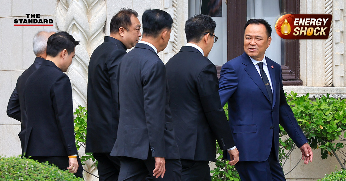 ภาพ นายกรัฐมนตรี อนุทิน ชาญวีรกูล ขณะเดินทางเข้าทำเนียบรัฐบาลเพื่อประชุมแก้วิกฤตพลังงาน