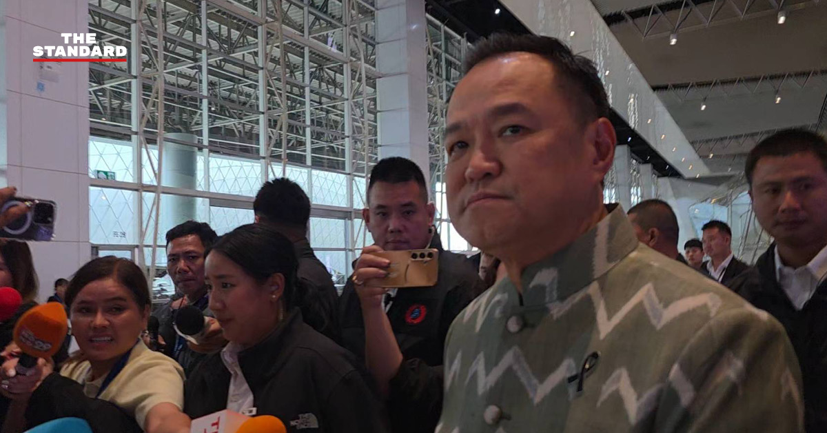 นายกรัฐมนตรี อนุทิน ชาญวีรกูล ขณะให้สัมภาษณ์สื่อมวลชน