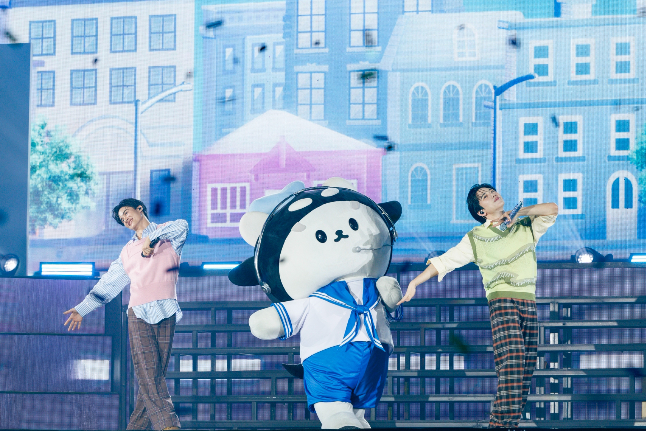 ภาพบรรยากาศงาน POLCA FAM MEETING จัดโดย GMMTV โดยมี เต ตะวัน, นิว ฐิติภูมิ, ออฟ จุมพล, กัน อรรถพันธ์, วิน เมธวิน, คริส พีรวัส, เจมีไนน์ นรวิชญ์ และ นนน กรภัทร์ ร่วมแสดงบนเวที 1