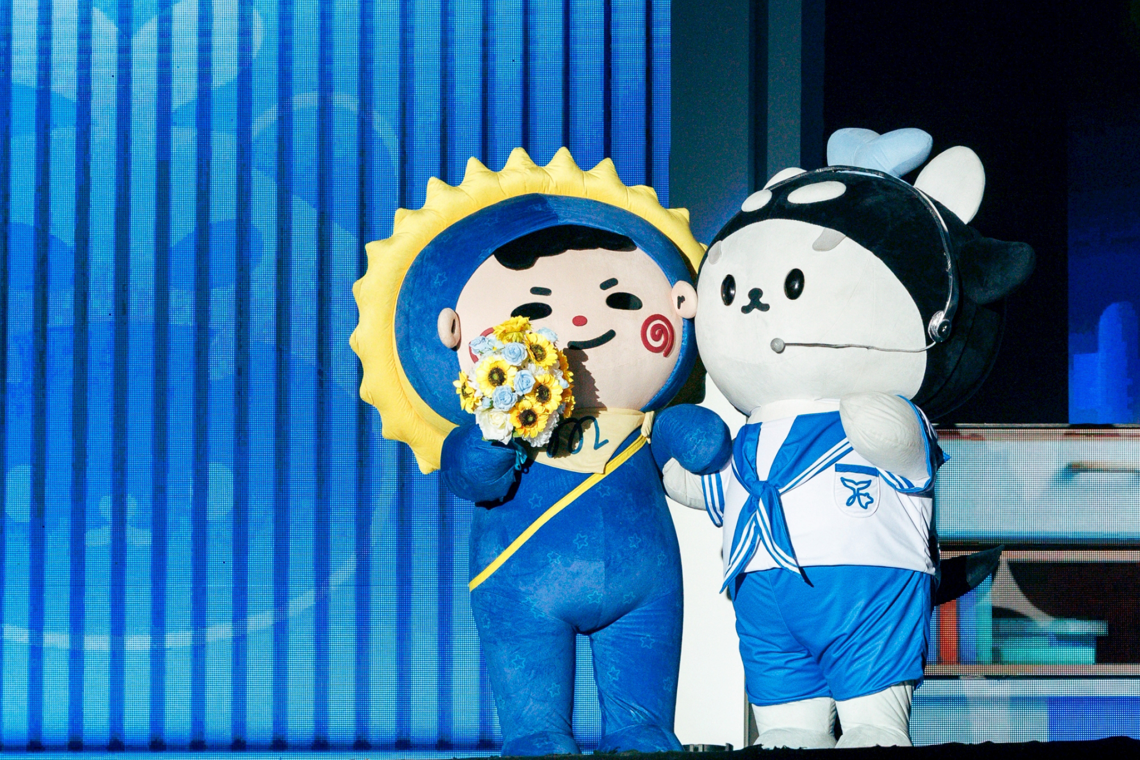 ภาพบรรยากาศงาน POLCA FAM MEETING จัดโดย GMMTV โดยมี เต ตะวัน, นิว ฐิติภูมิ, ออฟ จุมพล, กัน อรรถพันธ์, วิน เมธวิน, คริส พีรวัส, เจมีไนน์ นรวิชญ์ และ นนน กรภัทร์ ร่วมแสดงบนเวที 12