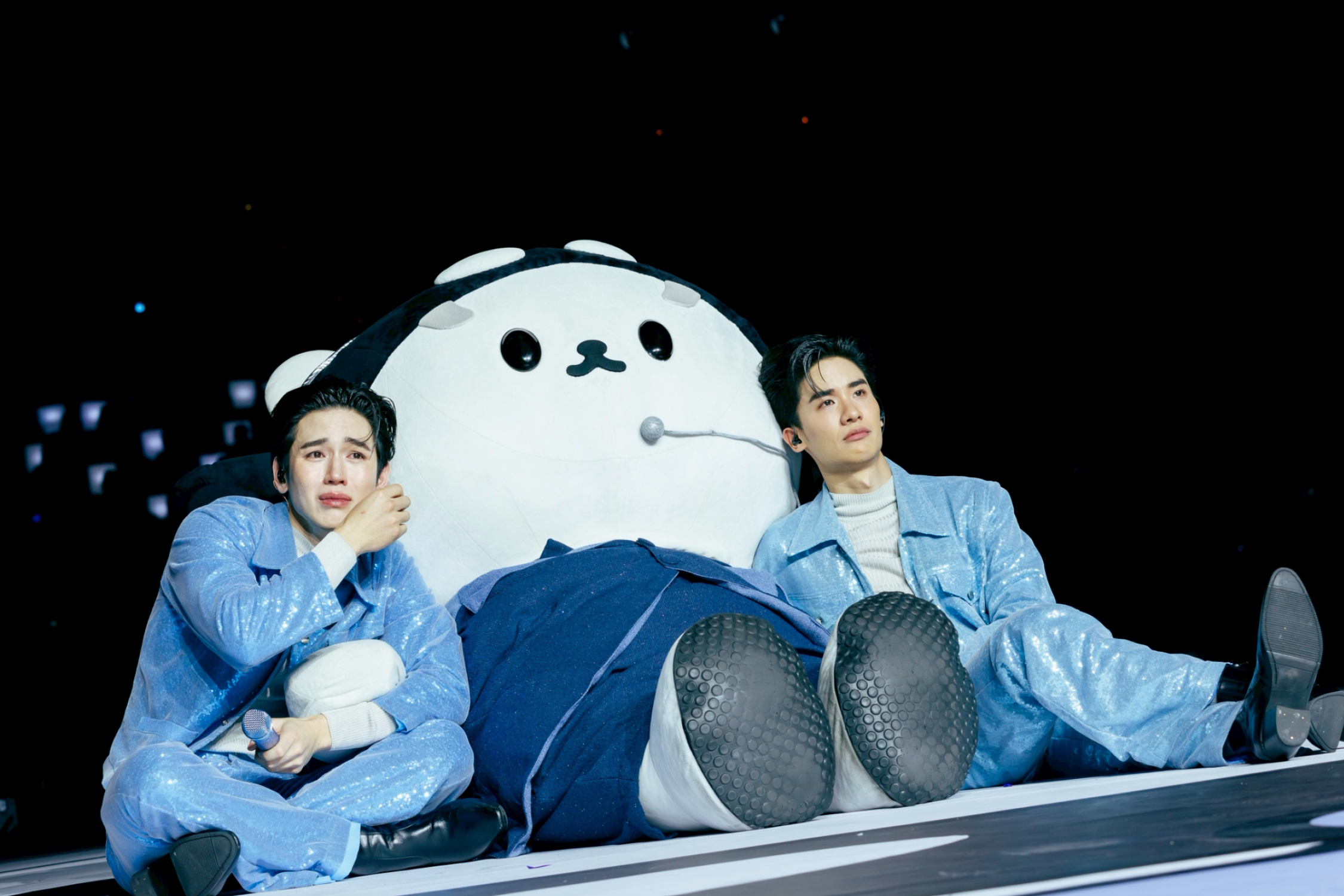 ภาพบรรยากาศงาน POLCA FAM MEETING จัดโดย GMMTV โดยมี เต ตะวัน, นิว ฐิติภูมิ, ออฟ จุมพล, กัน อรรถพันธ์, วิน เมธวิน, คริส พีรวัส, เจมีไนน์ นรวิชญ์ และ นนน กรภัทร์ ร่วมแสดงบนเวที 13