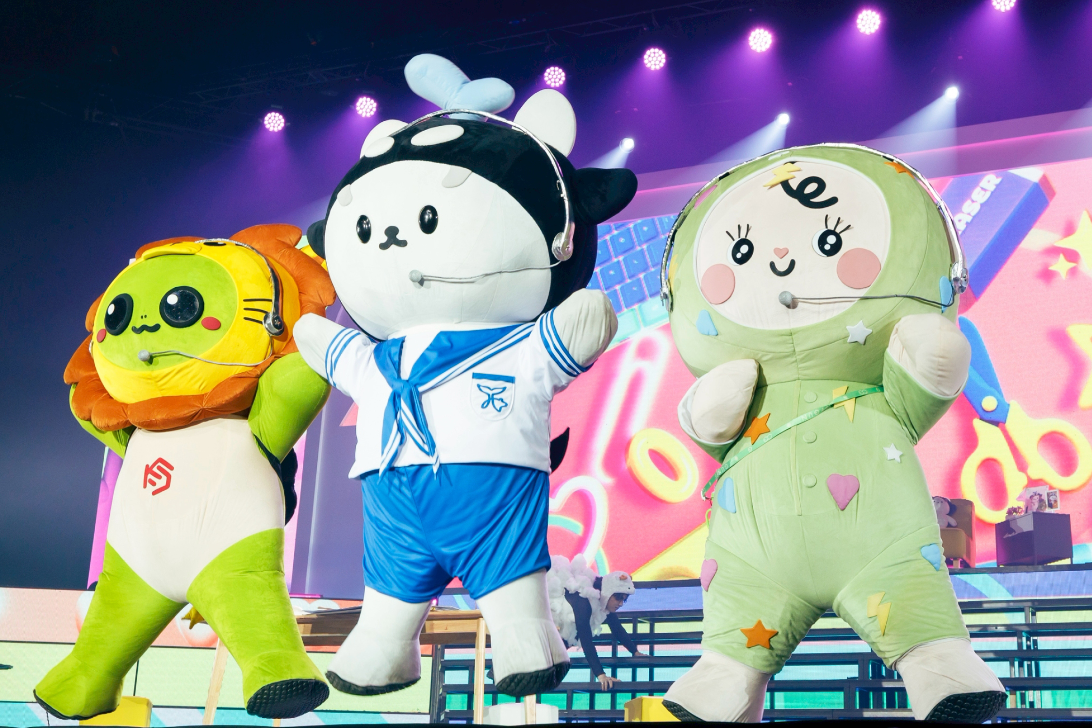 ภาพบรรยากาศงาน POLCA FAM MEETING จัดโดย GMMTV โดยมี เต ตะวัน, นิว ฐิติภูมิ, ออฟ จุมพล, กัน อรรถพันธ์, วิน เมธวิน, คริส พีรวัส, เจมีไนน์ นรวิชญ์ และ นนน กรภัทร์ ร่วมแสดงบนเวที 2