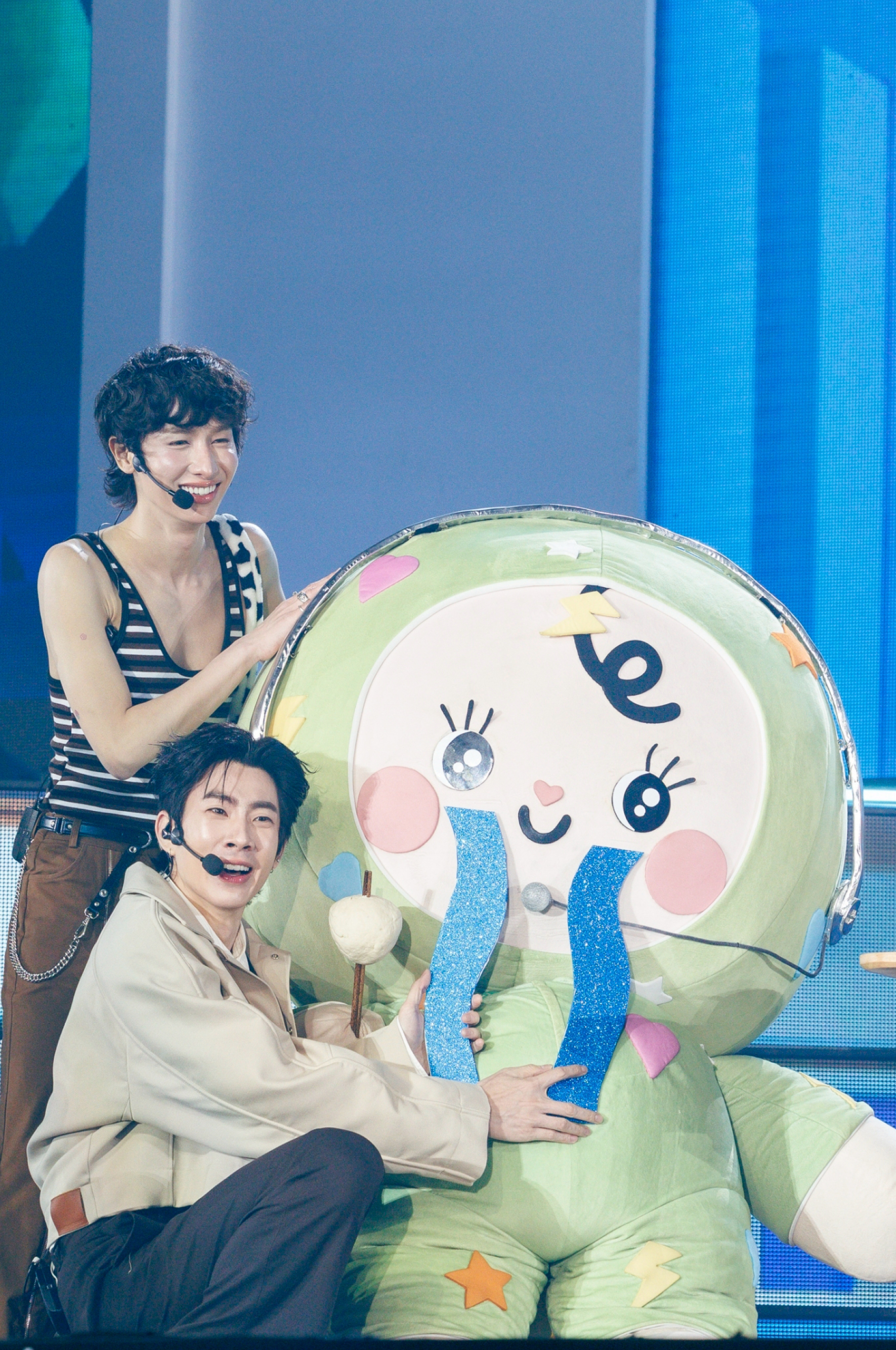 ภาพบรรยากาศงาน POLCA FAM MEETING จัดโดย GMMTV โดยมี เต ตะวัน, นิว ฐิติภูมิ, ออฟ จุมพล, กัน อรรถพันธ์, วิน เมธวิน, คริส พีรวัส, เจมีไนน์ นรวิชญ์ และ นนน กรภัทร์ ร่วมแสดงบนเวที 6