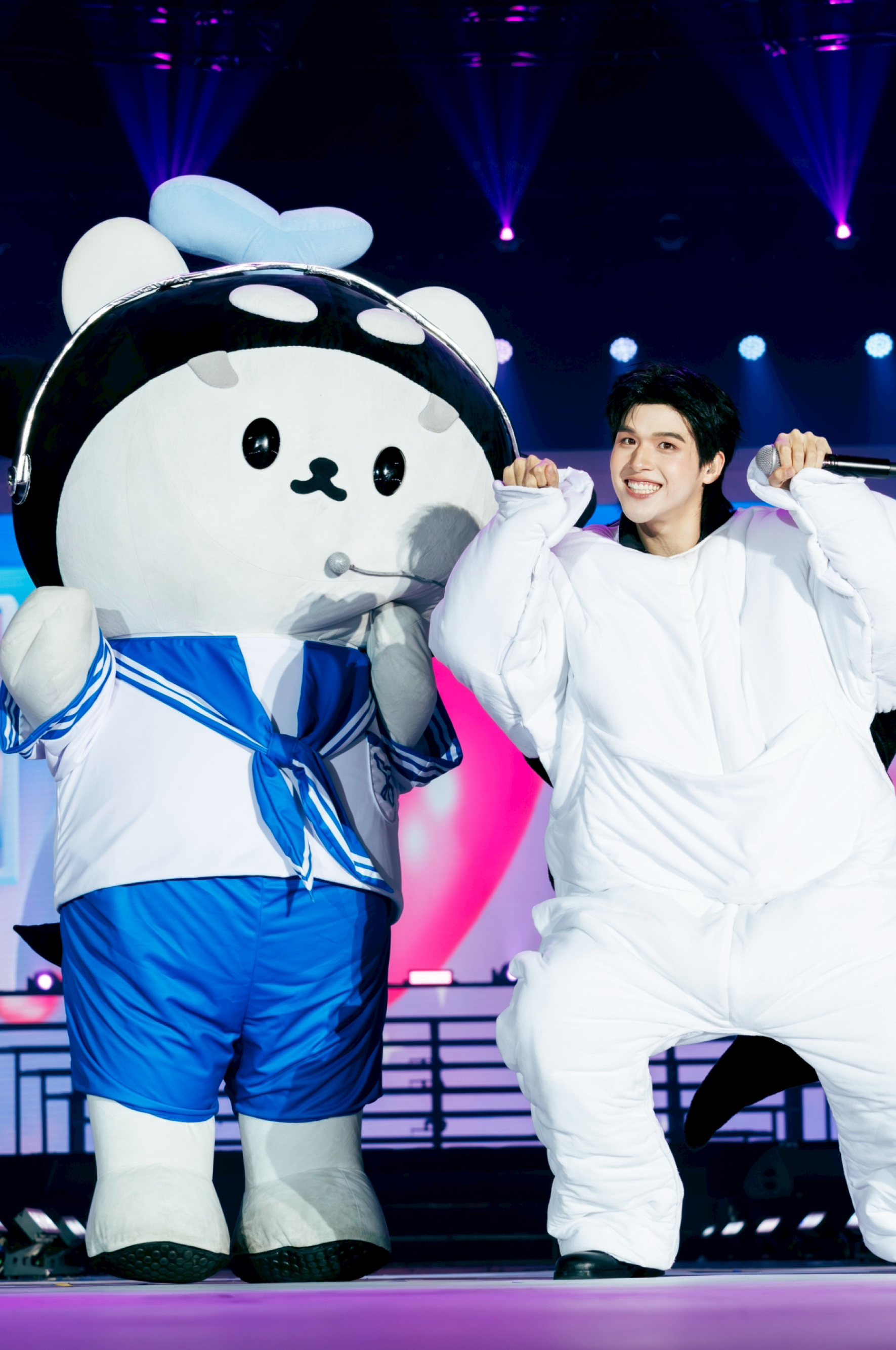 ภาพบรรยากาศงาน POLCA FAM MEETING จัดโดย GMMTV โดยมี เต ตะวัน, นิว ฐิติภูมิ, ออฟ จุมพล, กัน อรรถพันธ์, วิน เมธวิน, คริส พีรวัส, เจมีไนน์ นรวิชญ์ และ นนน กรภัทร์ ร่วมแสดงบนเวที 7