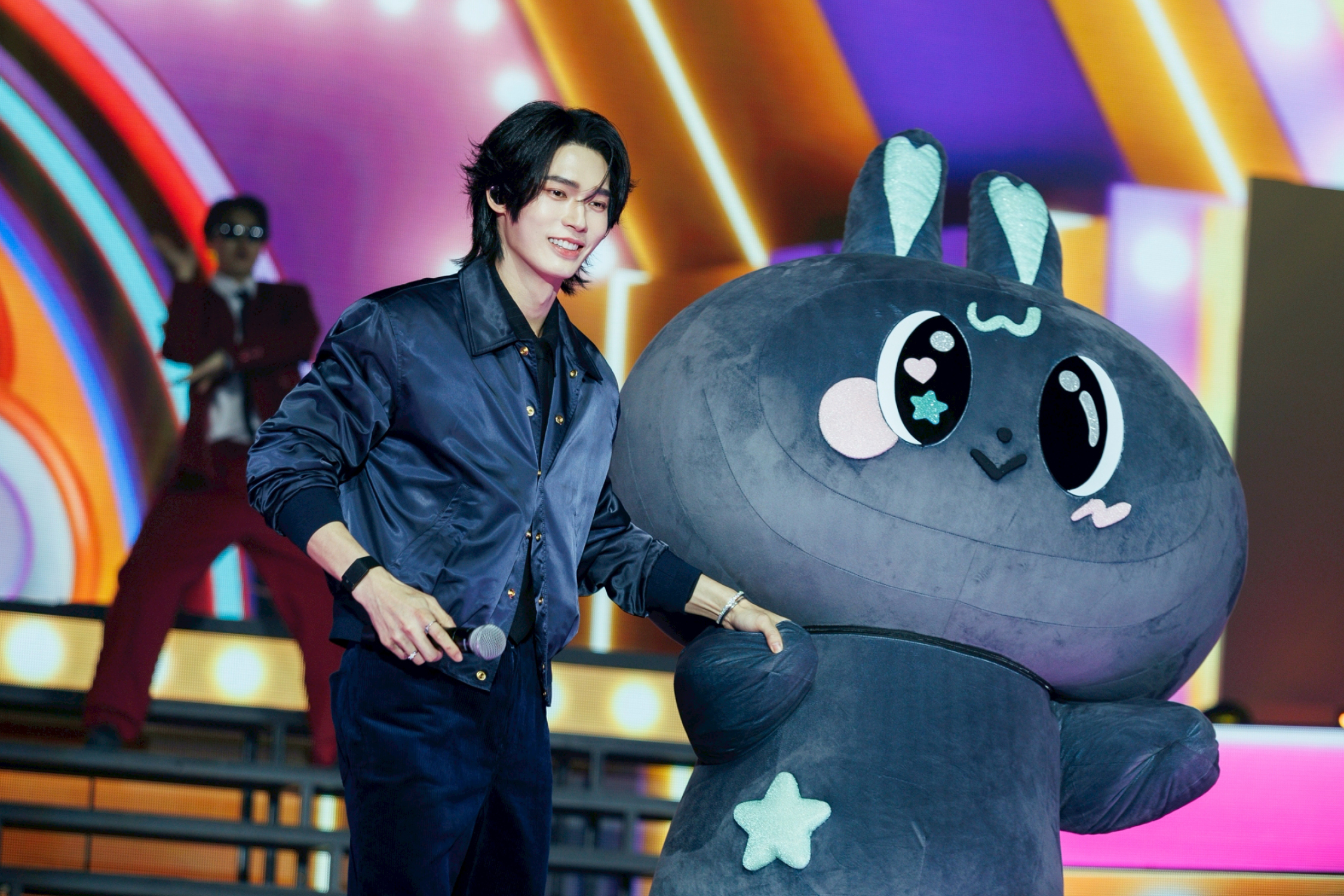 ภาพบรรยากาศงาน POLCA FAM MEETING จัดโดย GMMTV โดยมี เต ตะวัน, นิว ฐิติภูมิ, ออฟ จุมพล, กัน อรรถพันธ์, วิน เมธวิน, คริส พีรวัส, เจมีไนน์ นรวิชญ์ และ นนน กรภัทร์ ร่วมแสดงบนเวที 8