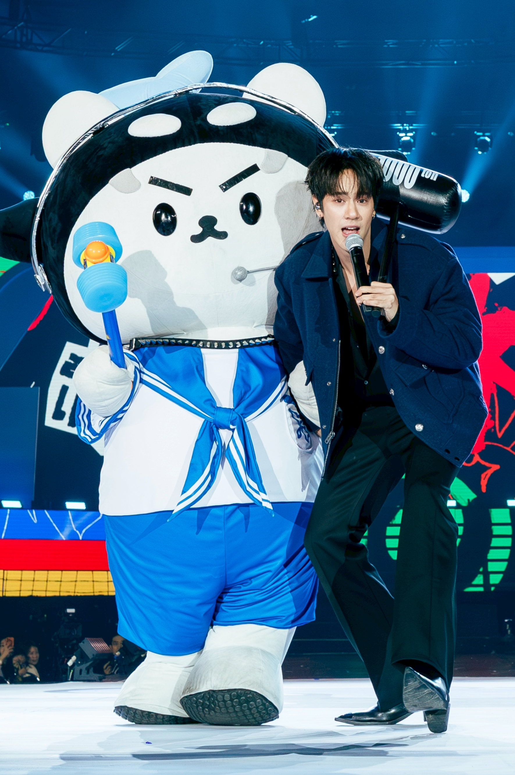 ภาพบรรยากาศงาน POLCA FAM MEETING จัดโดย GMMTV โดยมี เต ตะวัน, นิว ฐิติภูมิ, ออฟ จุมพล, กัน อรรถพันธ์, วิน เมธวิน, คริส พีรวัส, เจมีไนน์ นรวิชญ์ และ นนน กรภัทร์ ร่วมแสดงบนเวที 9