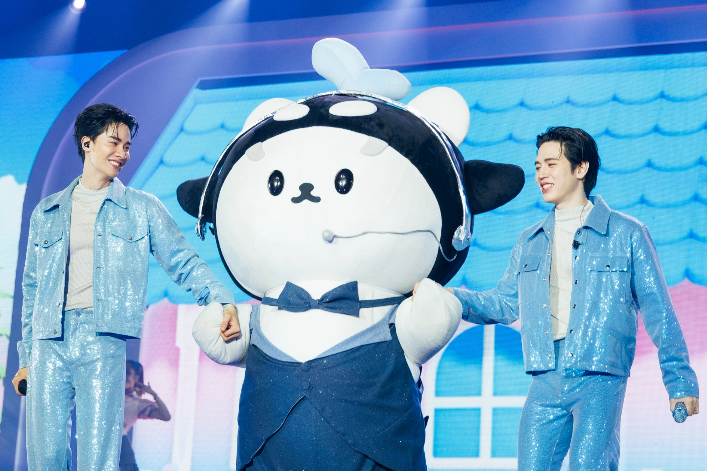 ภาพบรรยากาศงาน POLCA FAM MEETING จัดโดย GMMTV โดยมี เต ตะวัน, นิว ฐิติภูมิ, ออฟ จุมพล, กัน อรรถพันธ์, วิน เมธวิน, คริส พีรวัส, เจมีไนน์ นรวิชญ์ และ นนน กรภัทร์ ร่วมแสดงบนเวที