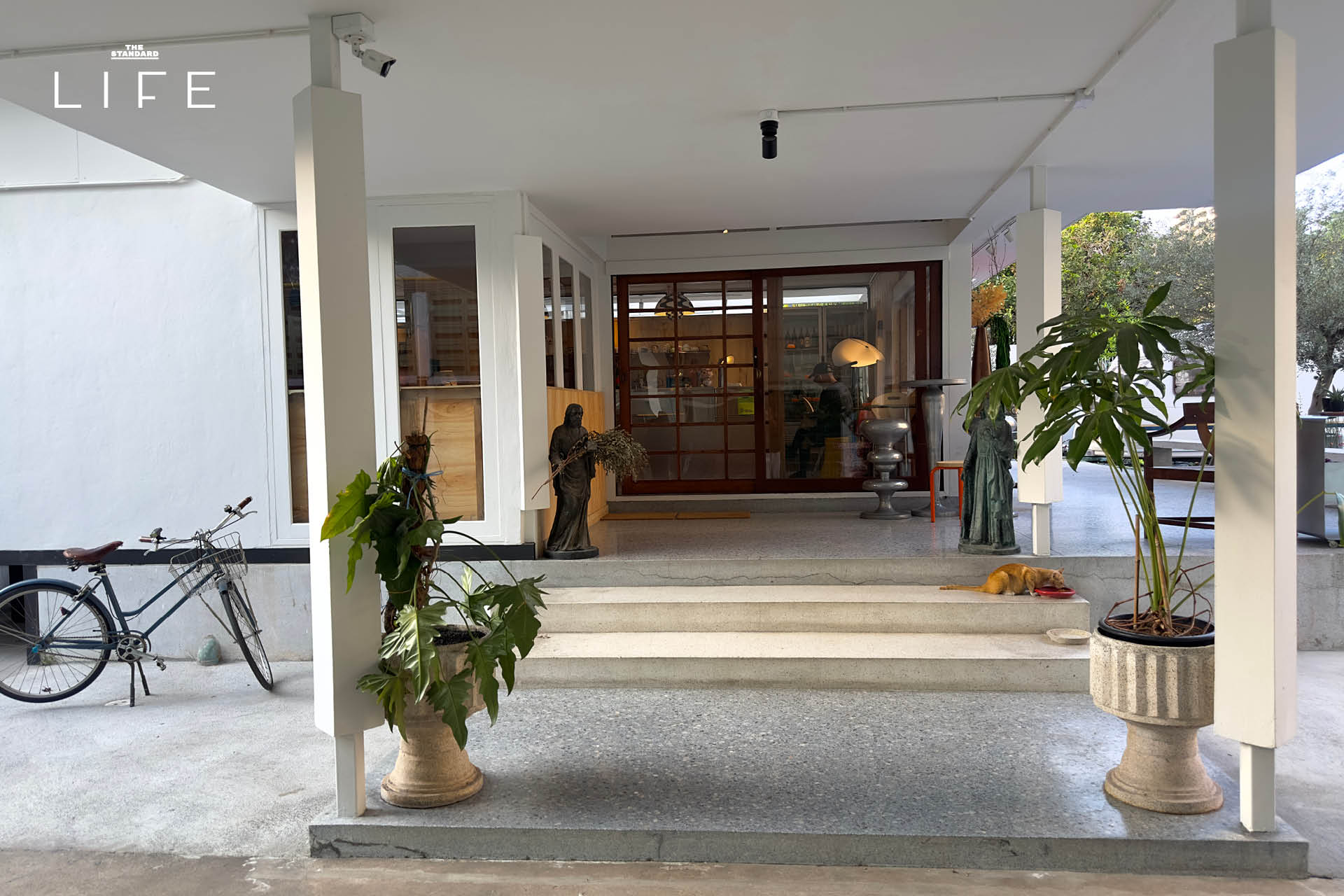 ภายในร้าน Popcup Ekkamai คาเฟ่สไตล์วินเทจย่านเอกมัย ตกแต่งด้วยเฟอร์นิเจอร์ Mid-century 17