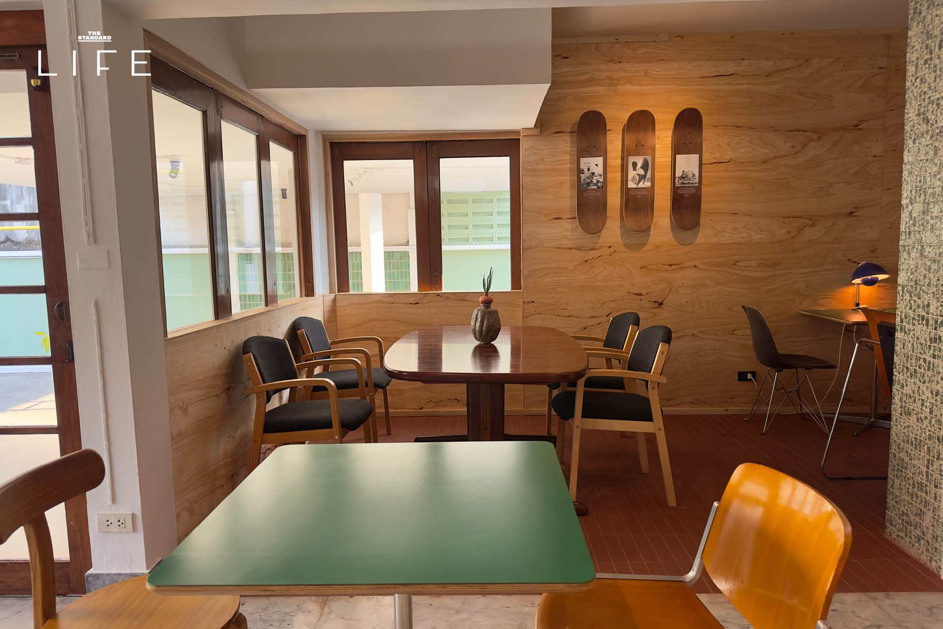 ภายในร้าน Popcup Ekkamai คาเฟ่สไตล์วินเทจย่านเอกมัย ตกแต่งด้วยเฟอร์นิเจอร์ Mid-century 2