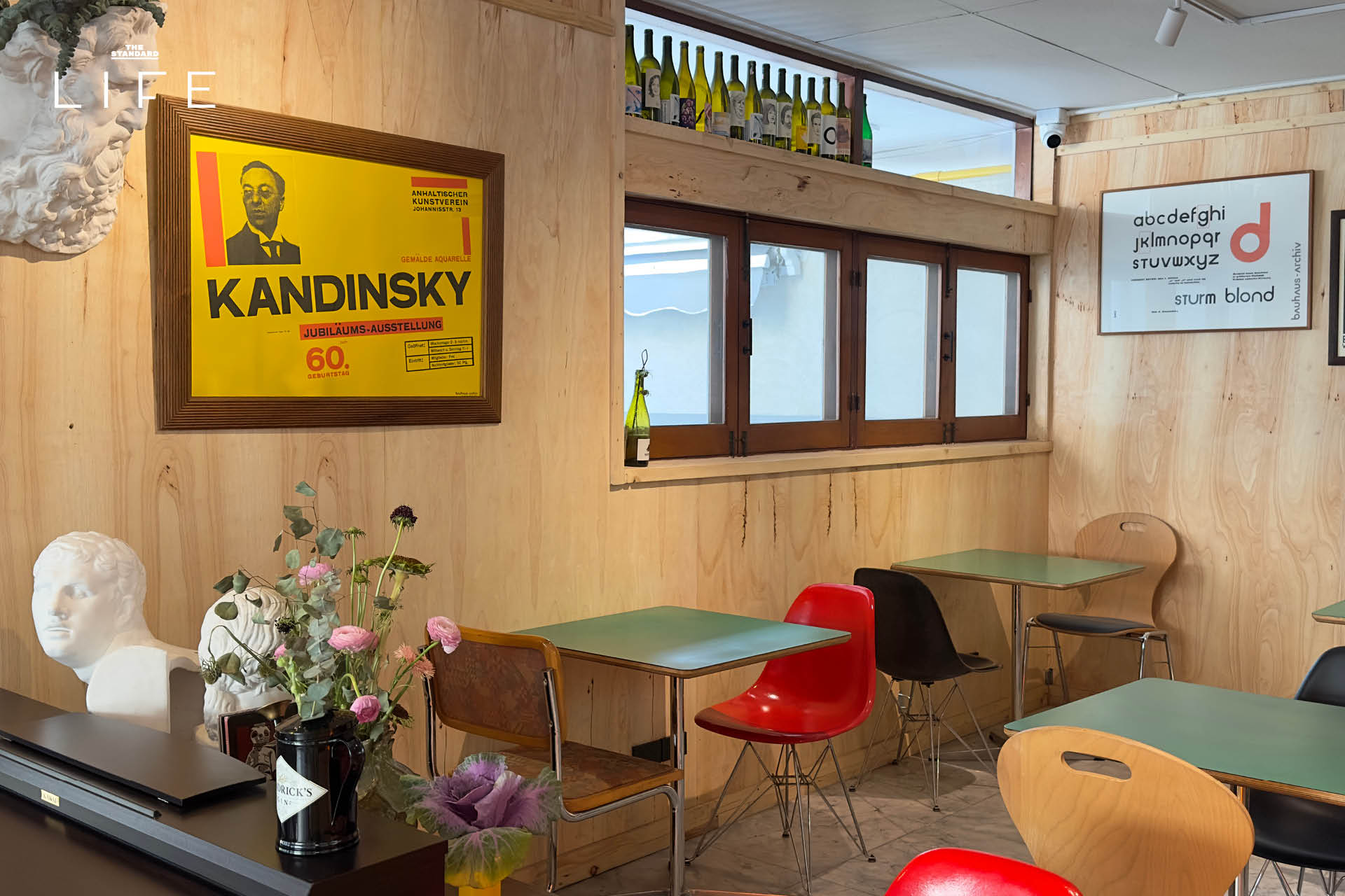 ภายในร้าน Popcup Ekkamai คาเฟ่สไตล์วินเทจย่านเอกมัย ตกแต่งด้วยเฟอร์นิเจอร์ Mid-century 5