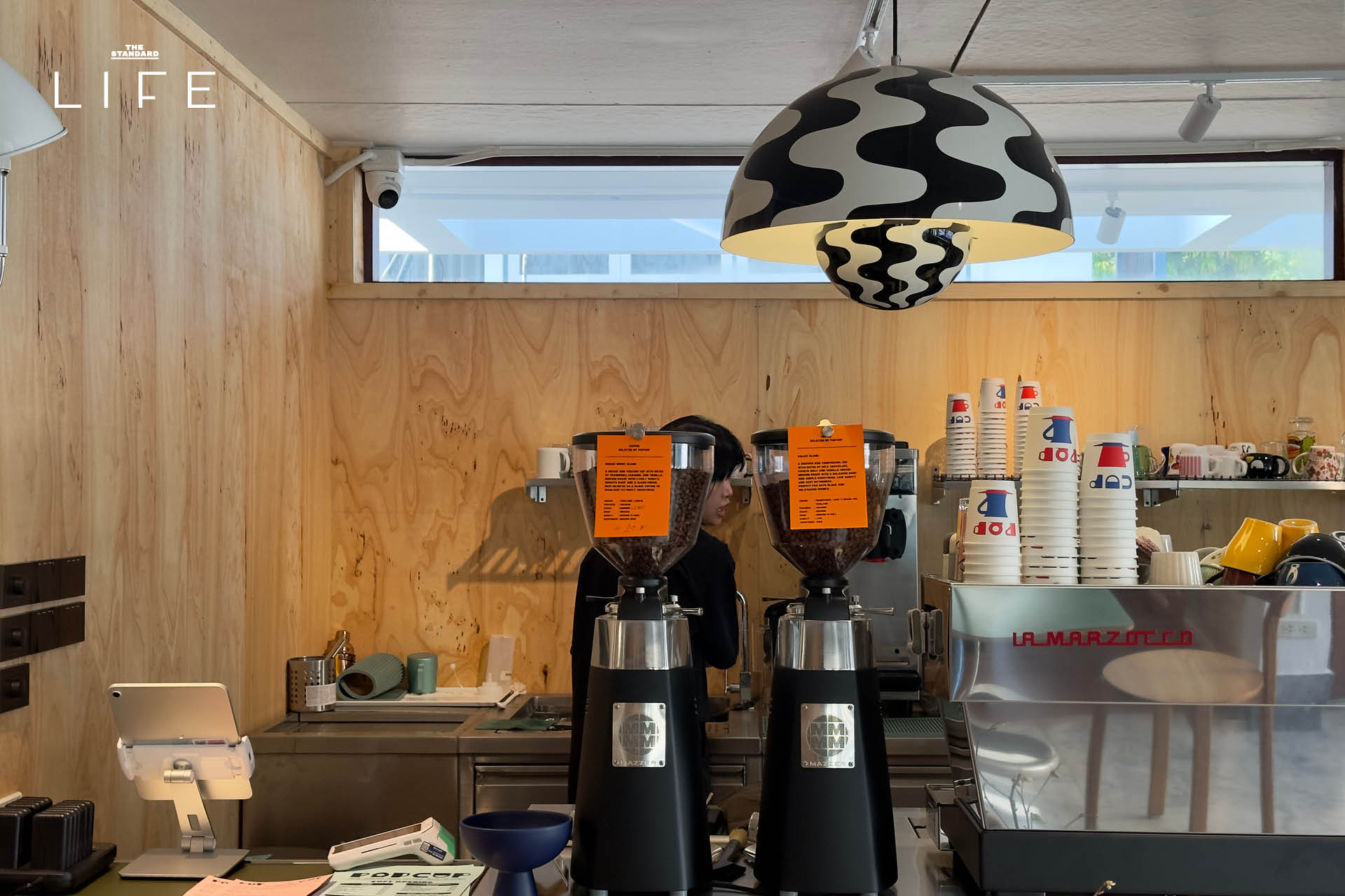 ภายในร้าน Popcup Ekkamai คาเฟ่สไตล์วินเทจย่านเอกมัย ตกแต่งด้วยเฟอร์นิเจอร์ Mid-century 6