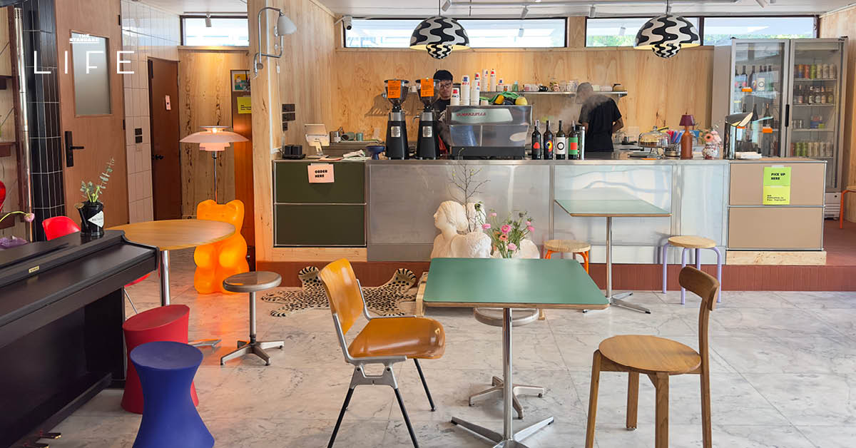 ภายในร้าน Popcup Ekkamai คาเฟ่สไตล์วินเทจย่านเอกมัย ตกแต่งด้วยเฟอร์นิเจอร์ Mid-century